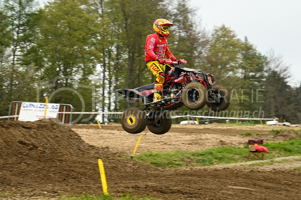 Motocross Schlatt bei Winterthur - 30. April 2023 | #1 Ferraz Joao aus Regensdorf (CH) auf Suzuki J Francing in der Kategorie Quad am Motocross Schlatt bei Winterthur, 30. April 2023. 
Instagram: @mx_schlatt | @mc_wila | @sam_schweiz
Bild: Sportfotografie Markus Aeschimann | www.markus-aeschimann.ch - Realisiert mit Pictrs.com