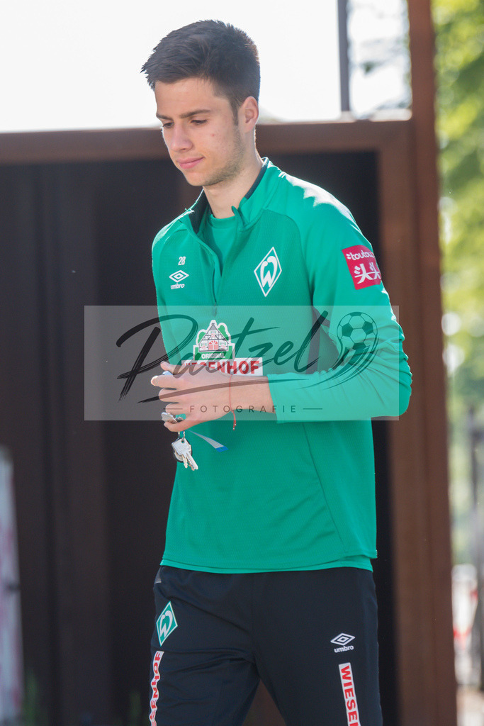 TRASVW20200521_0025 | Fussball, Herren: Ilia Gruev (Werder Bremen) schaut bei der Ankunft am wohninvest Weserstadion am 21.05.2020 in Bremen, Deutschland. - Realisiert mit Pictrs.com