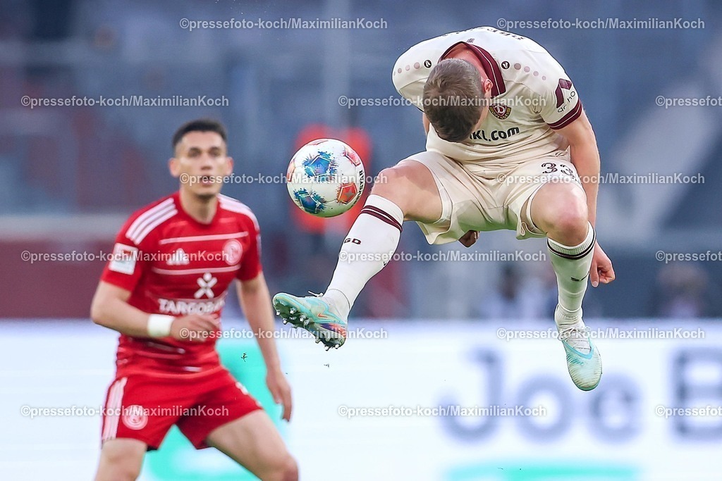 F9524042601082 | 24.04.2026, Fußball, Fortuna Düsseldorf - SC Dynamo Dresden, 2. Fußball Bundesliga, Herren, Merkur Spiel-Arena, 31. Spieltag, Saison 2025 2026: Christoph Daferner (Dynamo Dresden #33) Spielt den Ball Kopfball Kopfballaktion  DFB regulations prohibit any use of photographs as image sequences and or quasi-video.