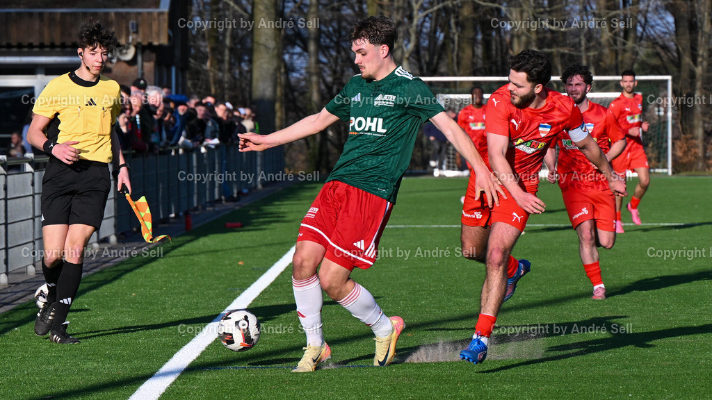 Inter Türkspor Kiel vs. MTSV Hohenwestedt | Serkan Yildirimer (Inter #7) vs Macius Dahm (MTSV #3) / Schiedsrichterassistent Lukas Zänker / Fußball-Oberliga Männer 2025/2026 / Inter Türkspor Kiel vs. MTSV Hohenwestedt / Hans-Mohr-Sportplatz / Kiel / 22.03.26 - Realisiert mit Pictrs.com