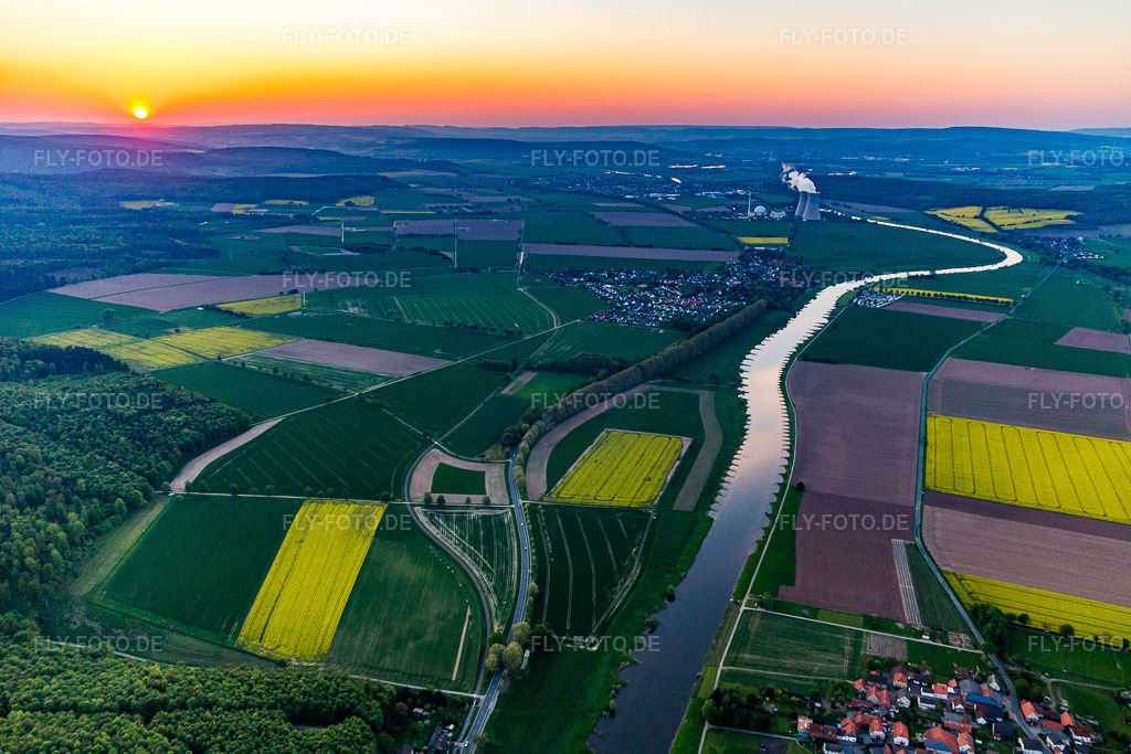 Luftbild: KKW Grohnde aus der Ferne bei Sonnenuntergang im Ortsteil Grohnde in Emmerthal im Bundesland Niedersachsen in Deutschland. Foto: IMG_107073.jpg vom 04.05.2018 durch Werner Riehm/FLY-FOTO.de