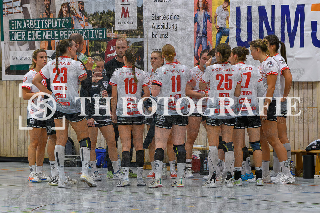 DEU, HSG Freiburg - TG Nuertingen, Handball, 2. Handball-Bundesliga, Saison 2023/2024, 04. Spieltag, Saison 2023/2024, 07.10.2023 | Team TG Nuertingen bei der Auszeit mit Leonie Dreizler (TG Nuertingen, #23), Maileen Seeger (TG Nuertingen, #16), Kerstin Foth (TG Nuertingen, #11), Annika Distel (TG Nuertingen, #25), Lenya Treusch (TG Nuertingen, #27) und ihren Mitspielerinnen.

DEU, HSG Freiburg - TG Nuertingen, Handball, 2. Handball-Bundesliga, Saison 2023/2024, 04. Spieltag, Saison 2023/2024, 07.10.2023

Foto: Eibner-Pressefoto/Thomas Hess