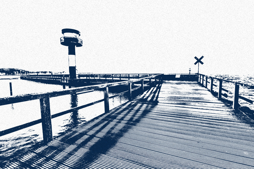 Photoart: Yachthafen in Eckernförde am Leuchtturm | Dieses limitierte Wandbild im Querformat zeigt den Steg am Yachthafen in Eckernförde beim Leuchtturm. Die dunklen Bereiche des Wandbildes sind blau und die hellen Bereiche sind in weiß dargestellt. Somit erhalten Sie ein exklusives Kunstwerk der Ostseeregion. - Realized with Pictrs.com