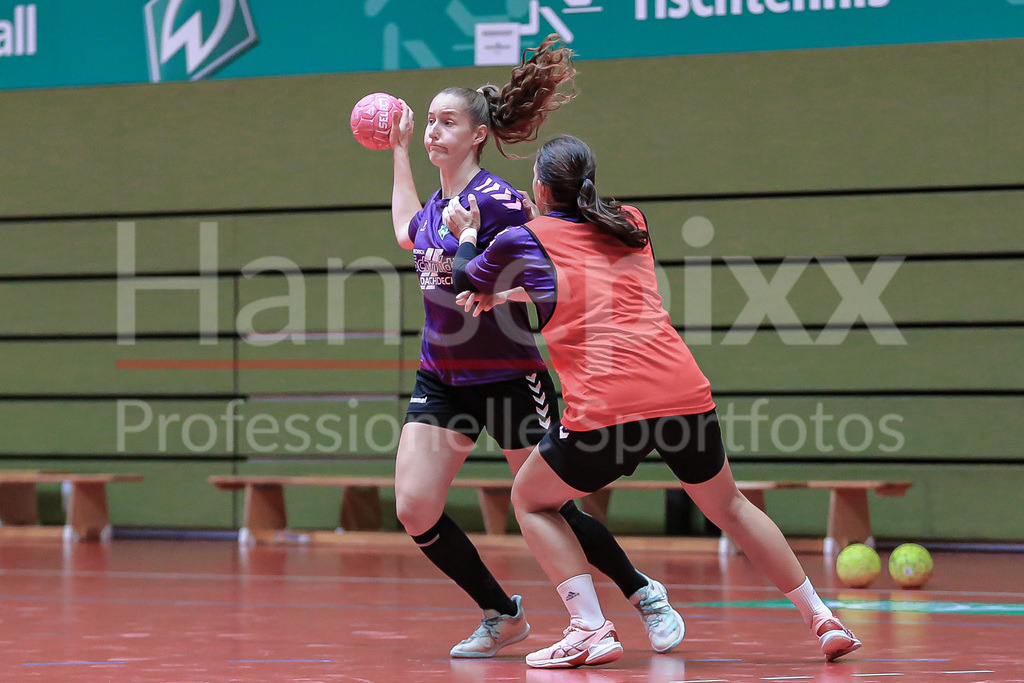 Handball, 2. Bundesliga Frauen, Training SV Werder Bremen | v.li.: Lara Niemann (SV Werder Bremen, 35) am Ball, Spielszene, Aktion, Action