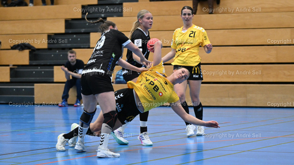 TSV Altenholz vs Berliner TSC | Jenny Janczek (TSVA #7 erhält hier einen 7m) / Nora Rohde (BTSC #19) &amp; Hannah Wirks (BTSC #7) - Handball 3. Liga Nord Frauen 2024/2025 / TSV Altenholz vs Berliner TSC / Edgar-Meschkat-Halle / Altenholz / 02.11.24 - Realisiert mit Pictrs.com