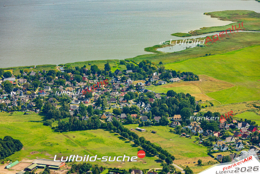 Luftbild der Stadt Born a. Darß - Das Luftbild wurde 2025 vom UL-Flugzeug heraus erstellt ( keine Drohnenaufnahme ) - Hochauflösende Luftaufnahme - für Wandbilder und großformatige Ausdrucke geeignet. Das besondere Geschenk!Hier alle&nbsp;Infos zur Lizenzierung der LuftaufnahmeWir fliegen auch dieses Jahr wieder in Ihre Region um Luftbilder zu erstellen.- Luftbild anfragen