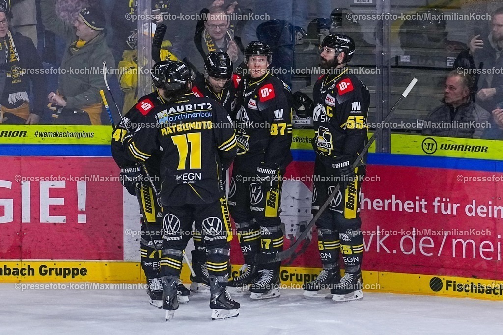 xYDRx16012601009 | 16.01.2026, xydrx, Eishockey, DEL2, Krefeld Pinguine - EHC Freiburg, Yayla-Arena Krefeld : Torjubel nach dem Tor zum 2:0 für die Krefeld Pinguine durch Torschütze Mick Koehler (Krefeld Pinguine #77) zusammen mit Philip Gogulla (Krefeld Pinguine #87) und Davis Vandane (Krefeld Pinguine #55) und Steven Raabe (Krefeld Pinguine #41)Photo: xYannisxDreimannxPressefotoKochx
