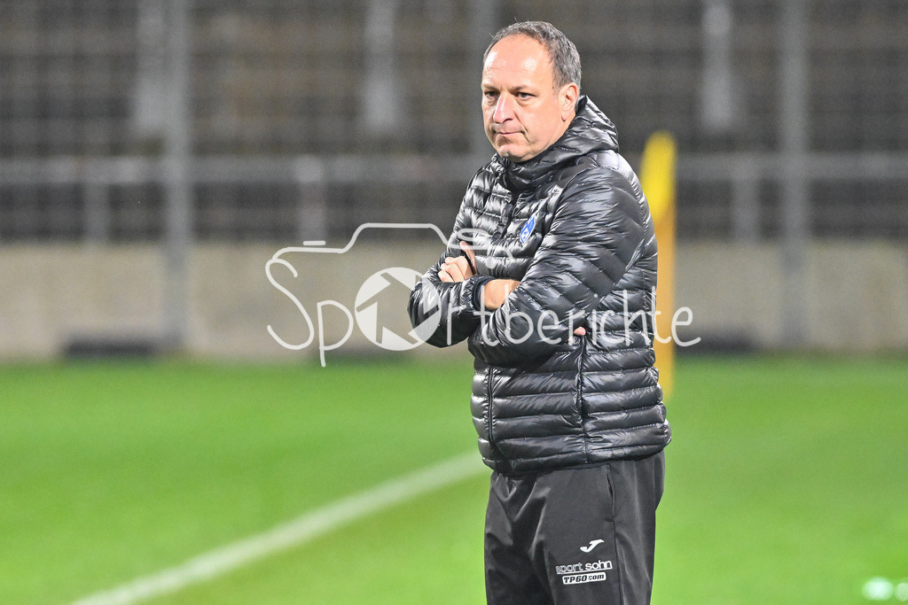FC Bayern Amateure - FV Illertissen | im Bild Holger BACHTHALER Trainer FV Illertissen in Aktion / Freisteller / Einzelfoto