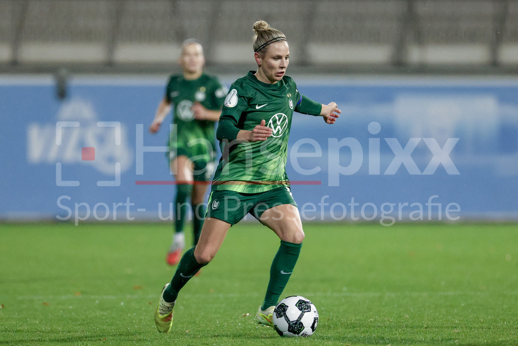 Fussball, DFB-Pokal Frauen, VfL Wolfsburg - SC Freiburg | Svenja Huth (VfL Wolfsburg, 10) am Ball, Einzelbild, Ganzkörper, Aktion, Action, Spielszene, DIE DFB-RICHTLINIEN UNTERSAGEN JEGLICHE NUTZUNG VON FOTOS ALS SEQUENZBILDER UND/ODER VIDEOÄHNLICHE FOTOSTRECKEN. DFB REGULATIONS PROHIBIT ANY USE OF PHOTOGRAPHS AS IMAGE SEQUENCES AND/OR QUASI-VIDEO.