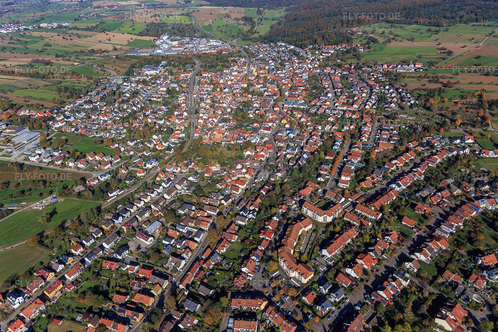 Luftbild: Ortsansicht aus Süden im Ortsteil Langensteinbach in Karlsbad im Bundesland Baden-Württemberg in Deutschland. Foto: IMG_129930.jpg vom 24.10.2021 durch Werner Riehm/FLY-FOTO.de