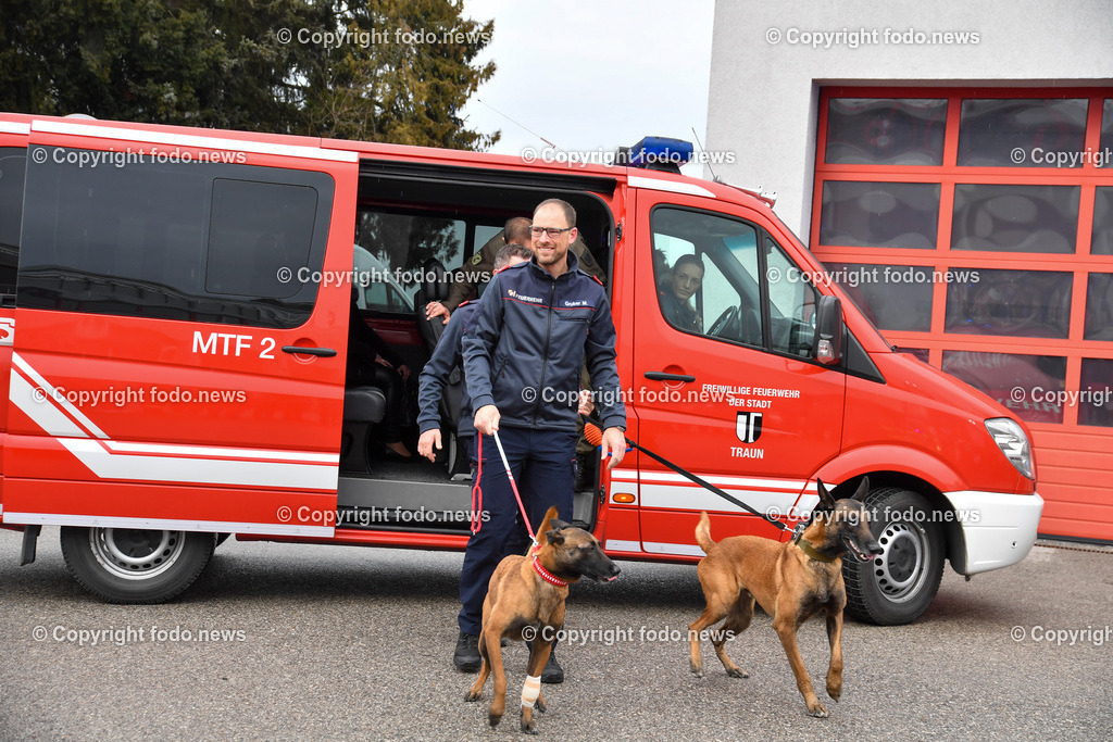 Feuerwehr Traun_ Empfang Rettungshunde Erdbebeneinsatz Türkei_ 17.02.2023-12 | 17.02.2023, Traun, AUT, Feuerwehr Traun, Empfang Rettungshunde Erdbebeneinsatz Tuerkei, im Bild Eintreffen der Rettungshundefuehrer mit den Hunden, Markus Gruber mit Boom und Gerald Schmidberger mit Action
