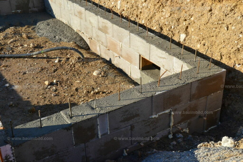 bib-lg07-mauerarbeiten-0103 | Nach LV-Leistungsgruppen sortierte Detailfotos über den Bau eines Hauses. Alle Hausbau-Bilder direkt vom Urheber und Autor der Website Haus-Selber-Bauen.com