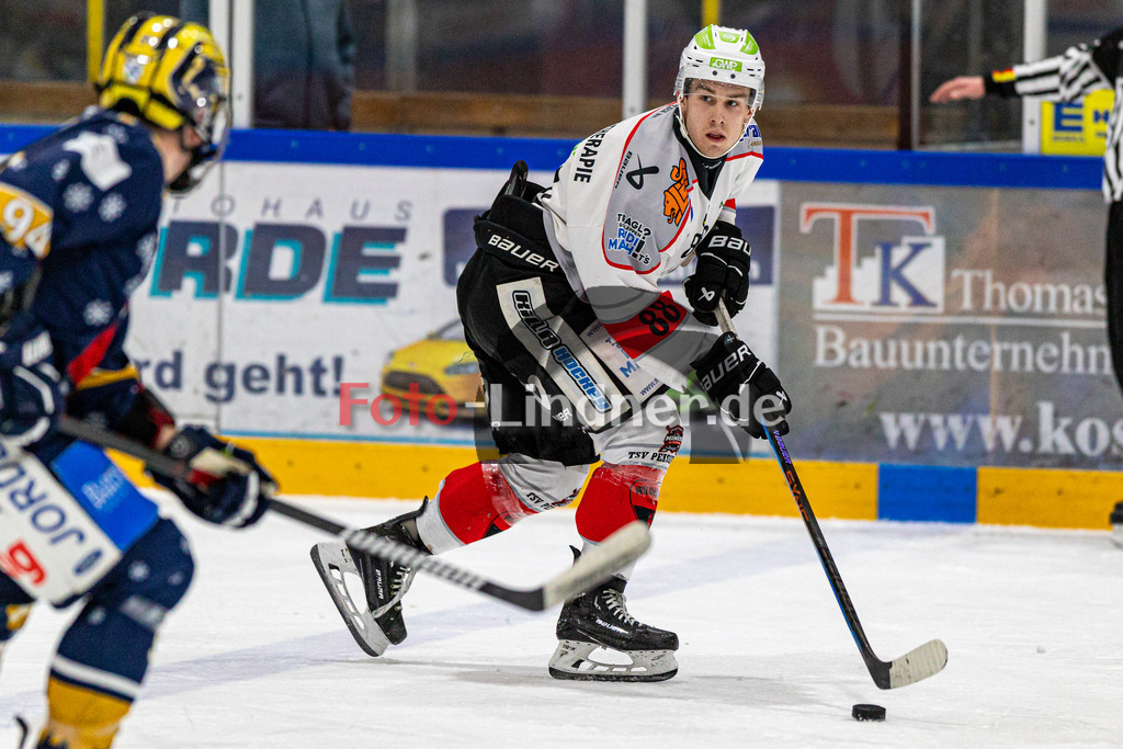 TSV Peißenberg Miners vs ESC River Rats Geretsried | Eishockey Bayernliga 2023/2024, TSV Peißenberg Miners vs ESC River Rats Geretsried,
Zackary BROSS (Miners 88) in Aktion,
2023-12-26 in Geretsried (Eisstadion)
88 Zackary BROSS (Miners 88)
Copyright: WolfgangxLindner foto-lindner.de