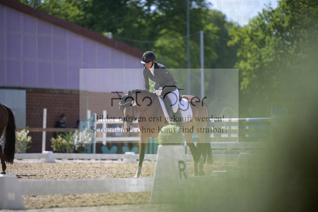 DOS_0047 | Entdecke hochwertige Reitturnierfotos von Foto Oger. Professionell, emotional und authentisch – jetzt Lieblingsmomente im Shop bestellen.Deutschlandweite Turnierfotografie. - Realisiert mit Pictrs.com