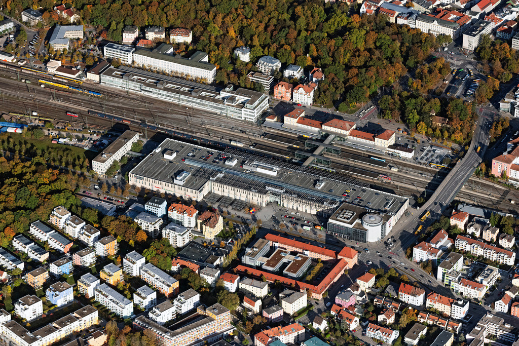 dr__0038706.jpg | REGENSBURG 23.10.2023 Gebäude des Einkaufszentrum Regensburg Arcaden der ECE-Projektmanagement GmbH und Hauptbahnhof der Deutschen Bahn an der Friedenstraße im Ortsteil Galgenberg in Regensburg im Bundesland Bayern. Weiterführende Informationen bei: ECE Projektmanagement G.m.b.H & Co. KG. // Building of the shopping center Regensburg Arcaden der ECE-Projektmanagement GmbH on Friedenstrasse in the district Galgenberg in Regensburg in the state Bavaria. Further information at: ECE Projektmanagement G.m.b.H & Co. KG. Foto: Daniel Reiter