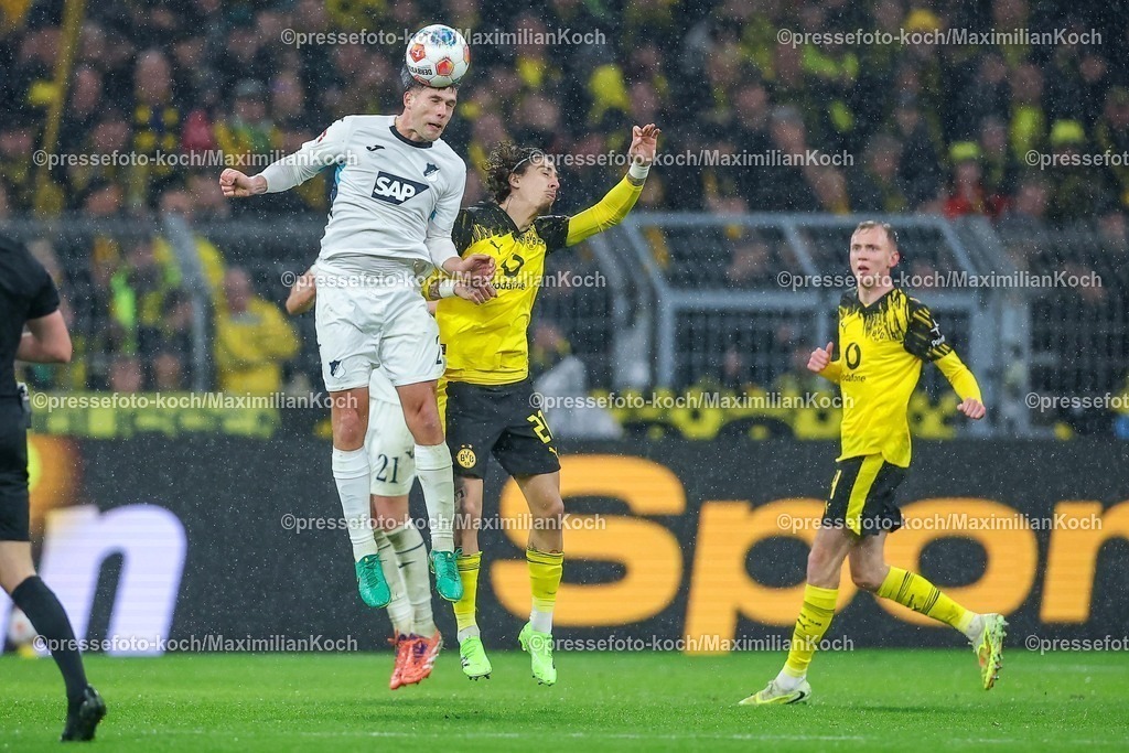 BVB07122501099 | 07.12.2025, Fußball, Borussia Dortmund - TSG 1899 Hoffenheimt, 1. Fußball Bundesliga, 13. Spieltag, Signal Iduna Park, Saison 2025 2026: Kopfballduell Robin Hranac&nbsp;(TSG Hoffenheim #02) im Zweikampf gegen  Fabio Silva&nbsp;(BVB #21)  DFB regulations prohibit any use of photographs as image sequences and or quasi-video.