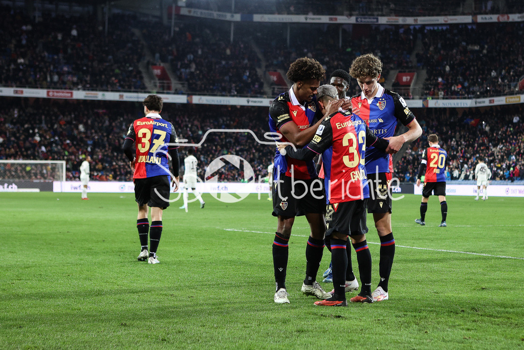 FC Basel - FC Bayern München | Jubel der Hausherren nach dem Treffer zum 1-0 durch Juan GAUTO (Basel #33) / Freude / Tor / Torschuetze