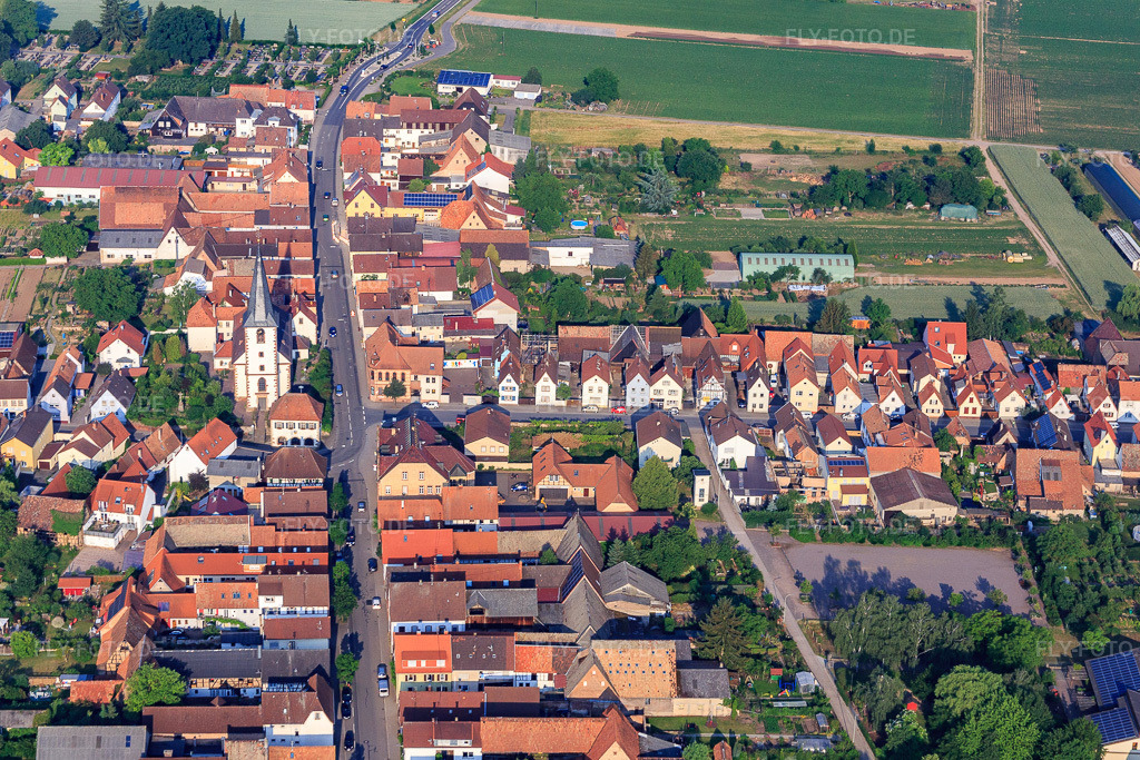 Luftbild: Kirche in der Lange Straße x Waldstr in Ottersheim bei Landau im Bundesland Rheinland-Pfalz in Deutschland. Foto: IMG_080677.jpg vom 12.06.2015 durch Werner Riehm/FLY-FOTO.de