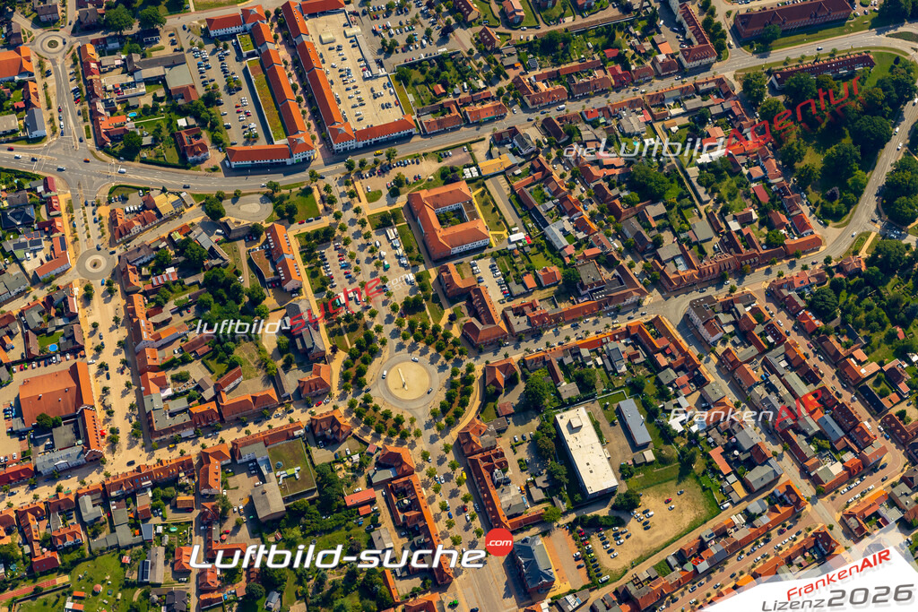 Schrägluftbild  Alexandrinenplatz  Ludwigslust - Das Luftbild wurde 2025 vom UL-Flugzeug heraus erstellt (ohne Drohne- keine Drohnenaufnahme ) - Hochauflösende Luftaufnahme -Nicht vergleichbar mit Google Maps oder Satelittenbilder- Die Geschenkidee !Mit Lizenz und Bildrechte bestellbar