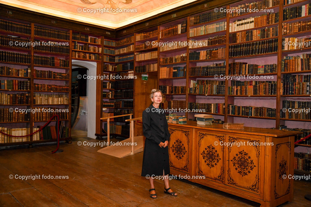 Stift Lambach_ Bibliothek_ 25.08.2022-12 | 25.08.2022, Lambach, AUT, Stift Lambach, Bibliothek, im Bild Christine Maria Grafinger (Bibliothekarin und Historikerin)