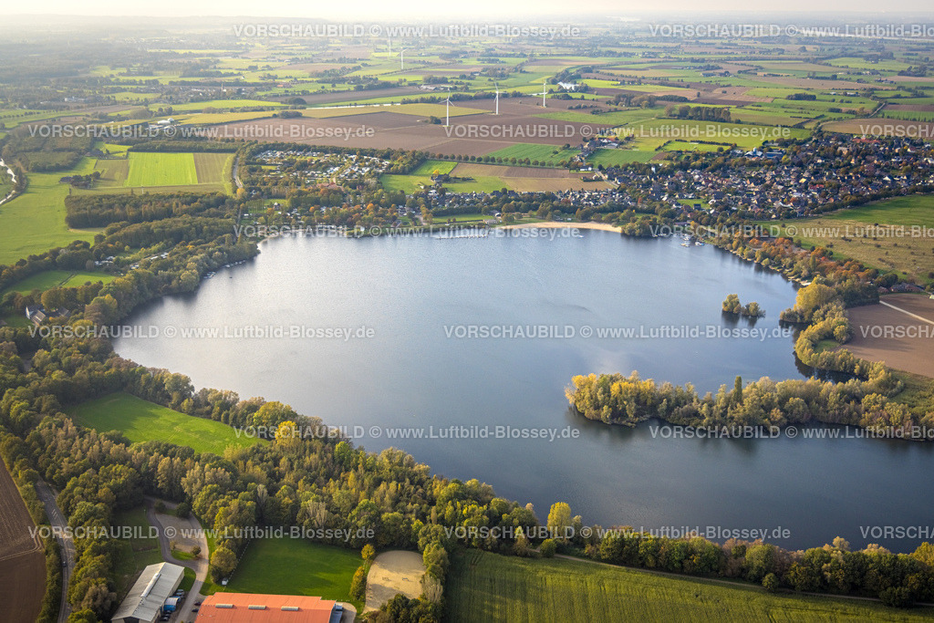 Kalkar241014367 | Luftbild, Wisseler See und Ortsansicht Wissel, Wiesen und Fleder und Windräder, Wissel, Kalkar, Niederrhein, Nordrhein-Westfalen, Deutschland