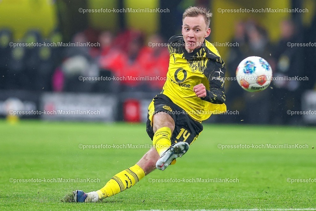 BVB13022601066 | 13.02.2026, Fußball, Borussia Dortmund - 1.FSV Mainz 05,, 1. Fußball Bundesliga, 22. Spieltag, Signal Iduna Park, Saison 2025 2026: Maximilian Beier&nbsp;(BVB #14) beim Schuss  DFB regulations prohibit any use of photographs as image sequences and or quasi-video.