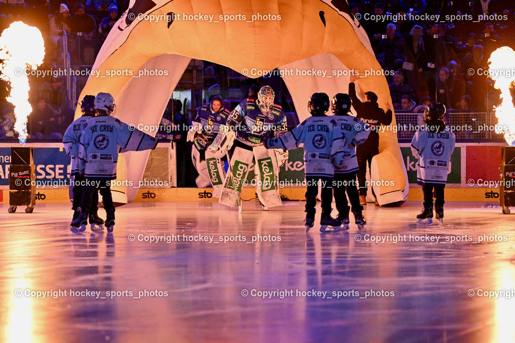 EC IDM Wärmepumpen VSV vs. Pioneers Vorarlberg | #35 Cannata Joe EC VSV, Einlauf Feuer, EC IDM Wärmepumpen VSV vs. Pioneers Vorarlberg, EC IDM Wärmepumpen VSV vs. Pioneers Vorarlberg am 14.12.2024 in Villach (Stadthalle Villach), Austria, (Photo by Bernd Stefan)