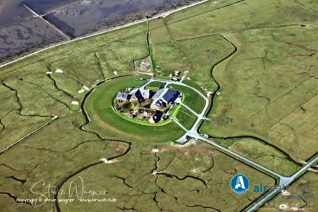 Wattenmeer, Fahrrinne und Priele - Hallig Langeneß | Entdecken Sie atemberaubende Luftbilder und Fotografien auf airwatch.de - Tauchen Sie ein in eine Welt voller faszinierender Aufnahmen aus der Vogelperspektive.