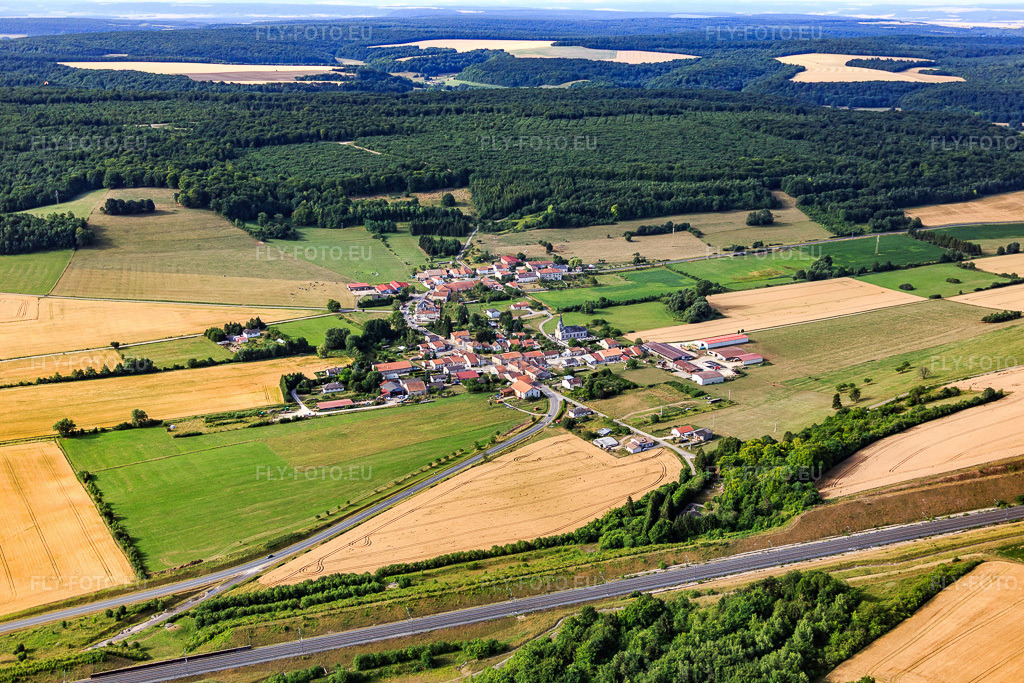 Vue aérienne: Vue du village au-delà de la ligne TGV à Chaillon dans le département Meuse, France – .Photo: IMG_083320.jpg prise le 12/07/2015 par Werner Riehm/FLY-FOTO.eu – Résolution de l'original: 5472 x 3648 px
