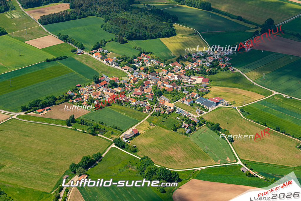 Aktuelles Luftbild von Bernhardswinden Ansbach - Die Luftaufnahme wurde 2022 mittels UL-Flugzeug erstellt ( keine Drohne ) - hochauflösende Kamera-Systeme von  Canon -Beste Qualität - Für grossformatige Ausdrucke geeignet. Die Geschenkidee !