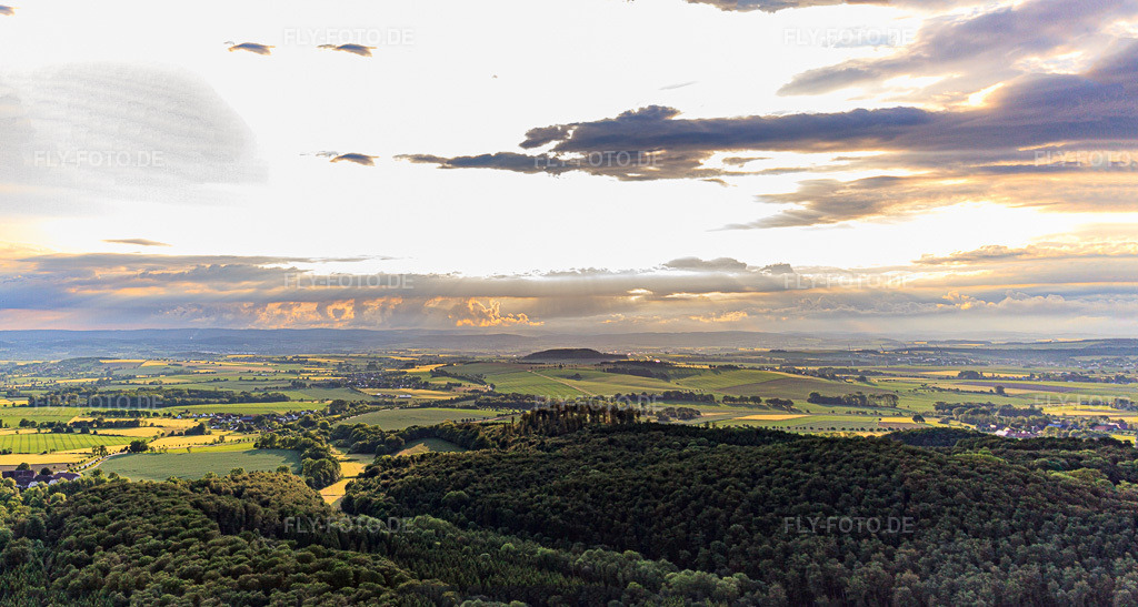 Luftbild: Gewitterstimmung hinterm Stoppelberg im Ortsteil Rolfzen in Steinheim im Bundesland Nordrhein-Westfalen in Deutschland. Foto: IMG_65503-Pano.jpg vom 24.05.2014 durch Werner Riehm/FLY-FOTO.deAuflösung des Originals: 9023 x 4819 px