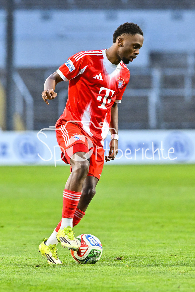 FC Bayern Amateure - SpVgg Ansbach | MUNICH, GERMANY - 17. APRIL: am Ball Michael SCOTT (FC Bayern München II 11) / Einzelfoto / Freisteller während dem Match zwischen den Amateuren des FC Bayern München und der SpVgg Ansbach am 29. Spieltag der Regionalliga Bayern im Grünwalder Stadion