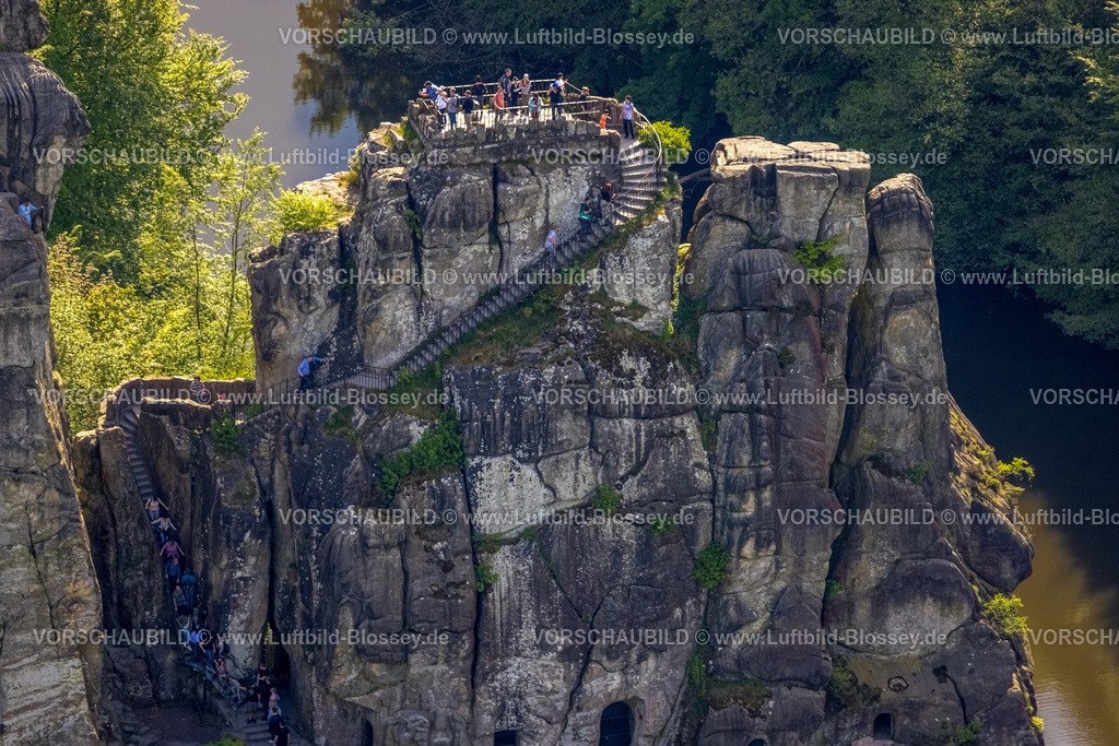 Horn-BadMeinberg240505958Externsteine | Luftbild, Externsteine, historische Sehenswürdigkeit im NSG Naturschutzgebiet, markante Felsformation mit Besucher Plattform und Treppenaufgang, Oberer See mit Fluss Wiembecke und  Liegewiese mit Besuchern, Teutoburger Wald, Holzhausen-Externsteine, Horn-Bad Meinberg, Ostwestfalen, Nordrhein-Westfalen, Deutschland