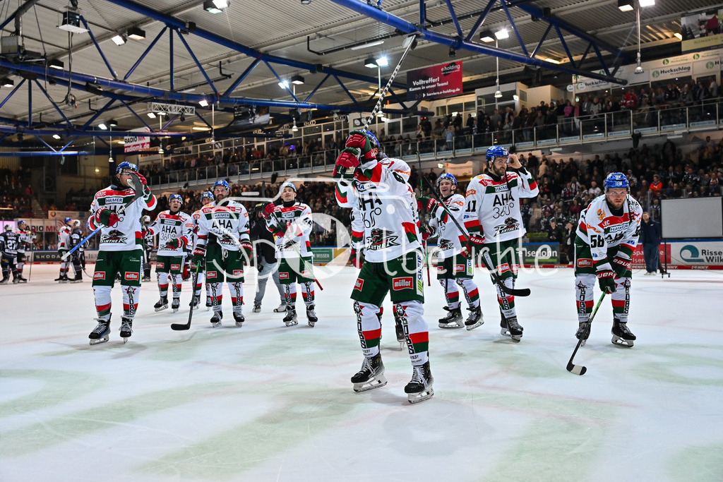Iserlohn Roosters - Augsburger Panther | Die Spieler der Panther feiern zusammen mit den Fans den Klassenerhalt in Iserlohn / Freude / Happy / Abstieg / Absteiger / DEL: Iserlohn Roosters - Augsburger Panther, Eissporthalle Iserlohn am 07.03.2025
