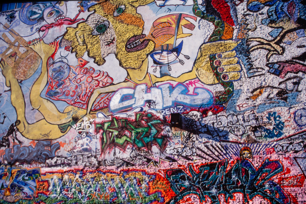 Berlin_HackescheHöfe_4-2000_03_1997_10159a | Graffitiwand haushoch in einem Hof der Hackeschen Höfe, Berlin