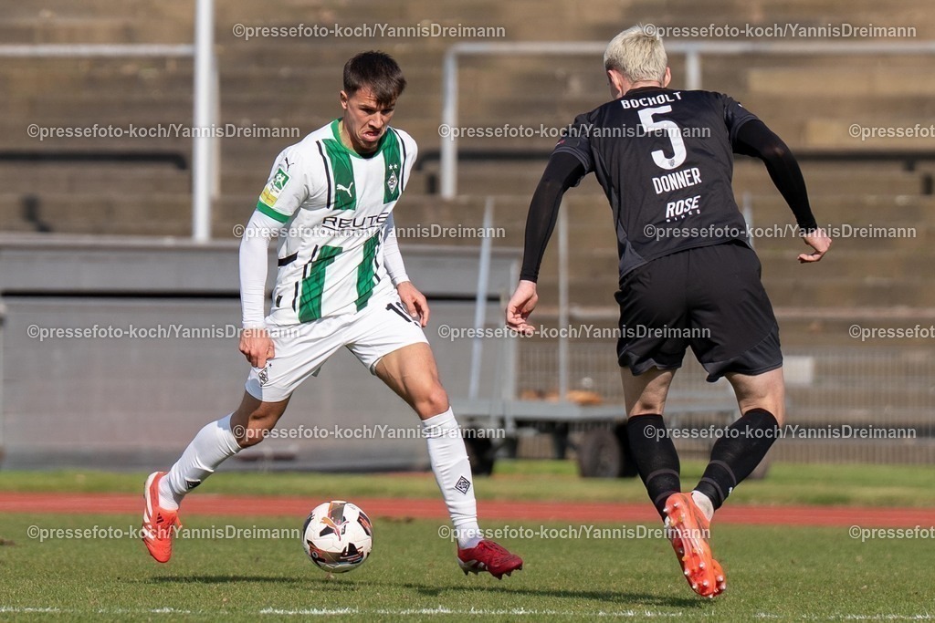 xYDR15032501056 | 15.03.2025, xydrx, Fußball, Borussia Mönchengladbach II (U23) - 1.FC Bocholt, Regionalliga West, Grenzlandstadion: Noah Pesch (Borussia Moenchengladbach II #19) im Zweikampf gegen Dawyn-Paul Donner (1. FC Bocholt #5)