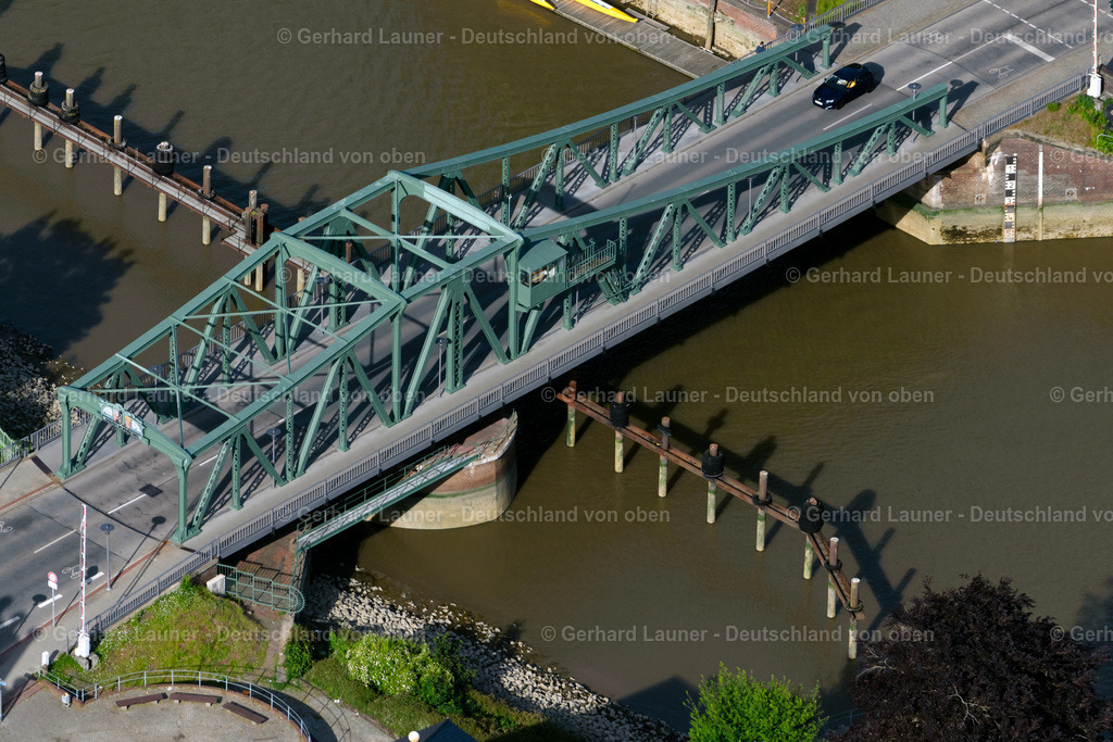 4030371 | BREMERHAVEN 01.06.2020 Historische Alte Brücke " Geestebrücke " über an der Fährstraße im Ortsteil Geestemünde-Nord in Bremerhaven im Bundesland Bremen, Deutschland. // Historic Old Bridge " Geestebruecke " across on street Faehrstrasse in the district Geestemuende-Nord in Bremerhaven in the state Bremen, Germany. Foto: Gerhard Launer