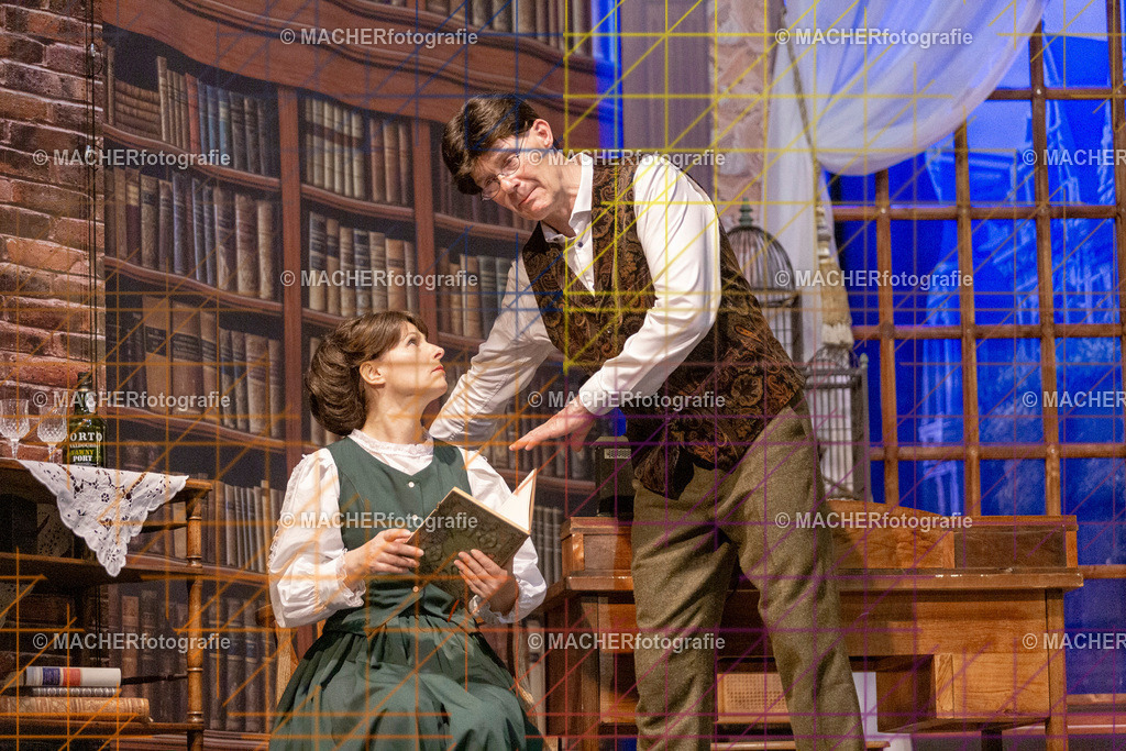 199_MFL-2025 | Portraitbilder von Regisseur; Darsteller; Techniker; Maske; Kostüme; Chor; Musiker; Bilderserie der Generalprobe und der Premierenvorstellung, Szenenbilder; Ausdrucksstudien; Bühnenüberblick; Bühnenkulissen; Pressefotos inkl. Redaktionsfoto Darstellergruppe.