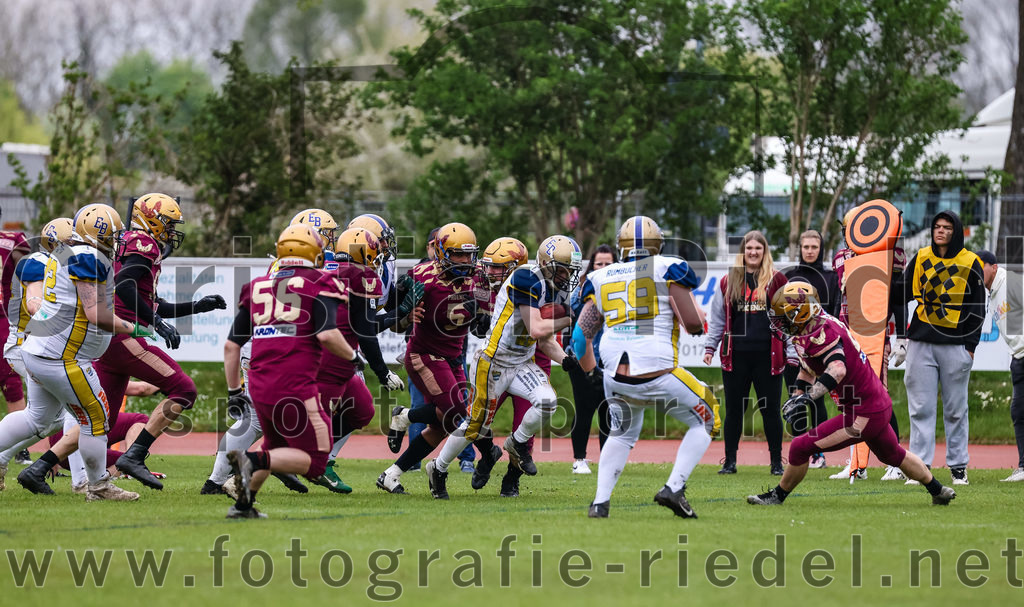 2022-04-30_122_Erding_Bulls_gegen_Regensburg_Phoenix | Erding, Deutschland, 30.04.2022:
Football, Regionalliga 2022, 1. Spieltag, Erding Bulls gegen Regensburg Phoenix

Foto: Christian Riedel / fotografie-riedel.net