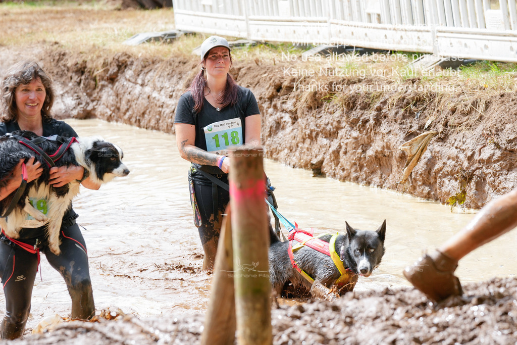 Schlamm_mit_Hund (188 von 460) | stephaniefillaphotographie - Realisiert mit Pictrs.com