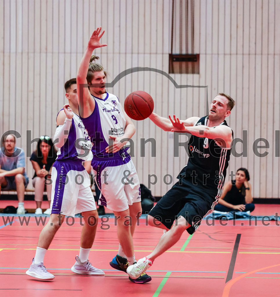 2022-05-15_095_SpVgg_Altenerding_gegen_TSV_Muenchen-Forstenried | Erding, Deutschland, 15.05.2022:
Basketball, Bezirksliga 2021 / 2022, Play-Offs, SpVgg Altenerding gegen TSV München-Forstenried, Endergebnis: 55:57

Kristof Vadasz (SpVgg Altenerding, #8), Jonathan David Schmidt (TSV München-Forstenried, #9)

Foto: Christian Riedel / fotografie-riedel.net
