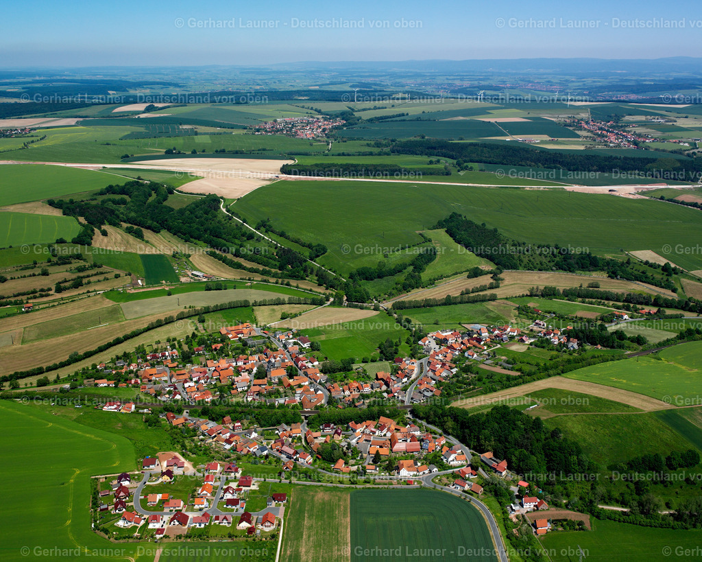 2634213 | WESTHAUSEN 09.06.2006 Stadtansicht vom Stadtrand angrenzend an landwirtschaftliche Feldern  in Westhausen im Bundesland Thüringen, Deutschland // City view from the outskirts with adjacent agricultural fields  in Westhausen in the state Thuringia, Germany Foto: Gerhard Launer
