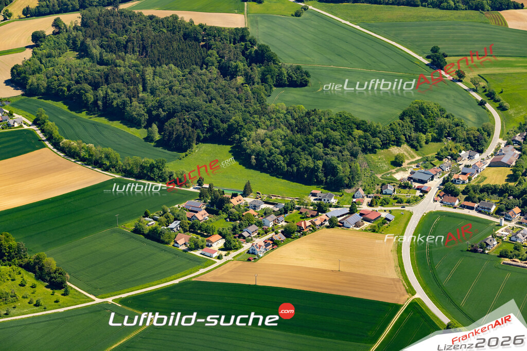 Das Luftbild zeigt : Hinzlbach Weng - Die Luftaufnahme wurde 2024 vom UL-Flugzeug aus erstellt ( keine Drohne ) - Hochauflösende Luftaufnahme - Für grossformatige Ausdrucke geeignet. Die Geschenkidee !Mit Lizenz und Bildrechte bestellbar