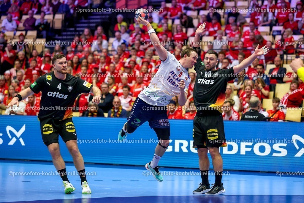 EHF24012603103 | 24.01.2026, Handball, Men's EHF EURO 2026, Deutschland - Norwegen, Jyske Bank Boxen in Herning, Dänemark, Main Round:  Sander Sagosen (Norway #05) wirft vorbei an  Johannes Golla (Germany #04)   Jannik Kohlbacher (Germany #80) den Ball auf das Tor 