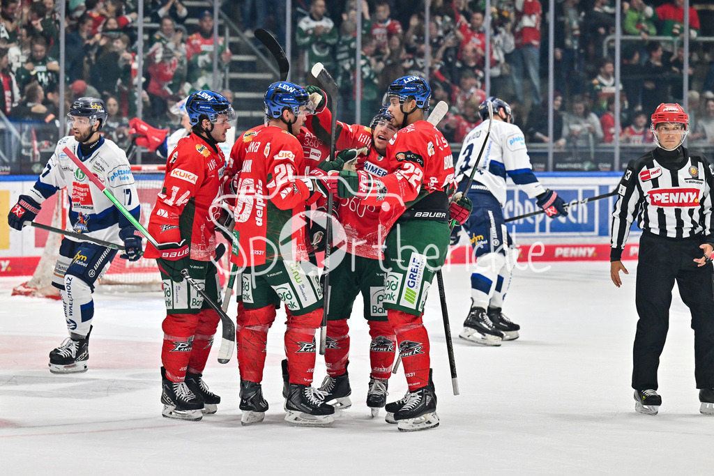 Augsburger Panther - Iserlohn Roosters | Jubel der Panther nach dem Treffer zum 1-0 durch Tim WOHLGEMUTH (Augsburger Panther 33) / Tor / Torschuetze / Freude / Happy / Penny DEL: Augsburger Panther - Iserlohn Roosters; Curt Frenzel Stadion am 21.09.2025