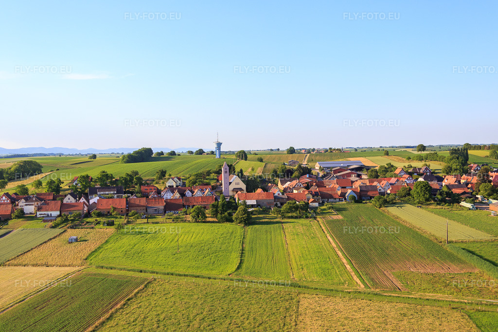 Vue aérienne: Centre du village avec église vu du sud à Oberrœdern dans le département Bas Rhin, France – .Photo: IMG_080204.jpg prise le 05/06/2015 par Werner Riehm/FLY-FOTO.eu – Résolution de l'original: 5461 x 3640 px