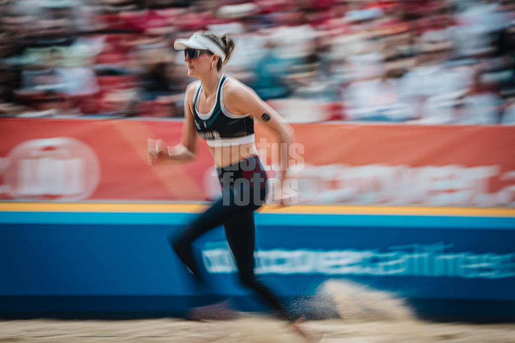 Beachvolleyball | Frauen | Allianz German Beach Tour 2025 | Tourstop Düsseldorf | 17.05.2025 | Sarah Schulz rennt ans Netz Langzeitbelichtung