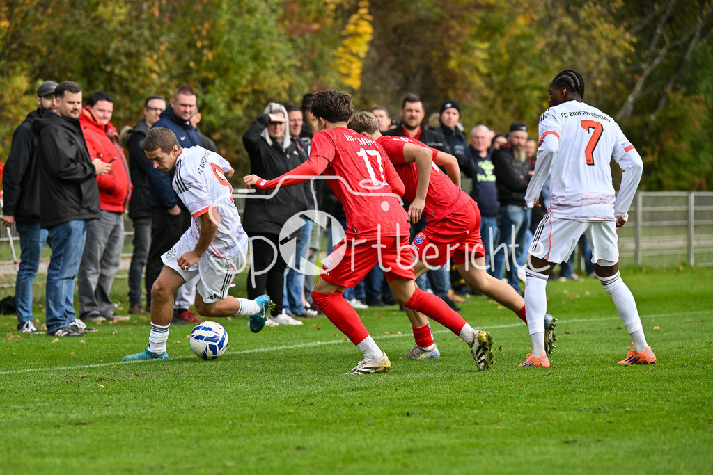 SpVgg Unterhaching U19 - FC Bayern München U19 | v. l. Yll GASHI (FC Bayern München U19 9), Moritz BRONNER (SpVgg Unterhaching U19 17), Marinus SPANN (SpVgg Unterhaching U19 8) und Uzorchukwu Frank EGWUATU (FC Bayern München 7) / Zweikampf / U19 DFB Nachwuchsliga: SpVgg Unterhaching - FC Bayern München; Sportschule Oberhaching am 18.10.2025