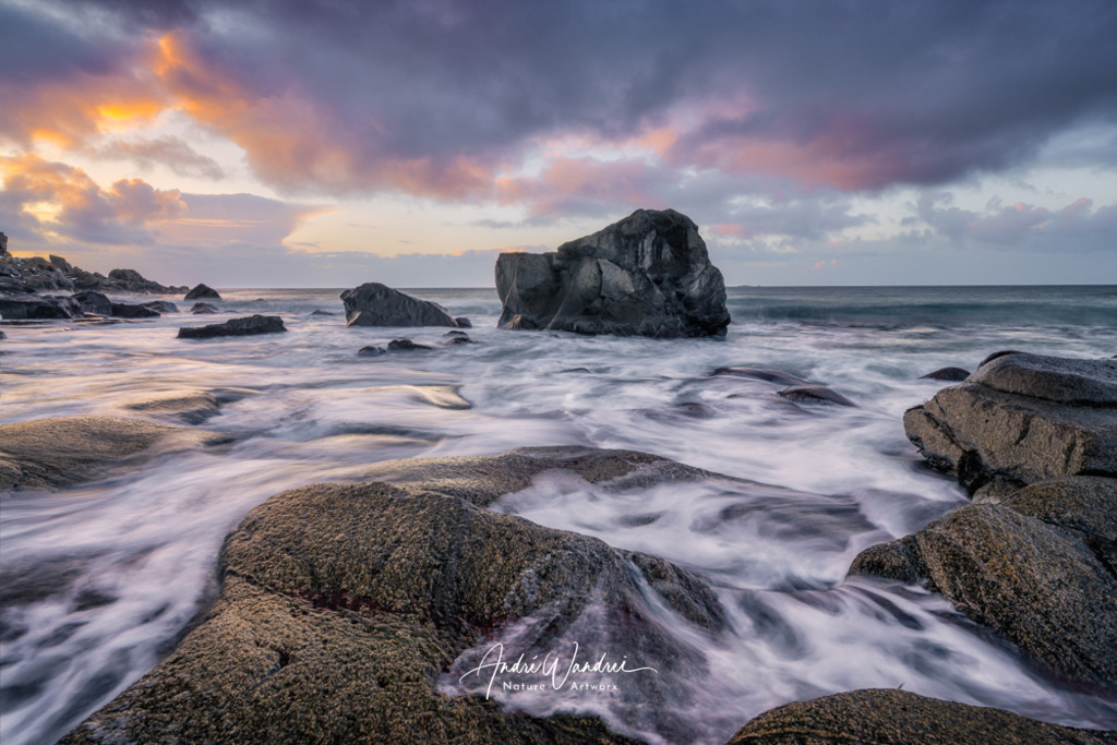 Abendstimmung am felsigen Strand | Andre Wandrei - Nature Artworx - Realisiert mit Pictrs.com