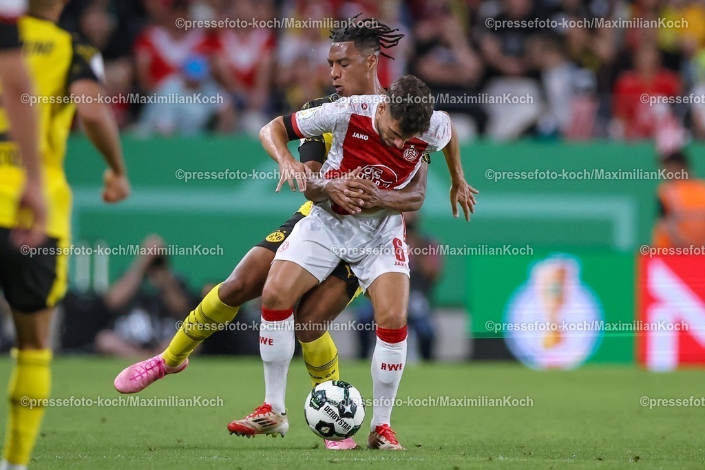 DFB18082501075 | 2025.08.18, Fußball, 1.Runde DFB-Pokal, Rot-Weiss Essen - Borussia Dortmund, Stadion Hafenstraße, Saison 2025 2026: Filippo Mane&nbsp;(BVB #39) im Zweikampf gegen  Ahmet Arslan&nbsp;(Rot-Weiss Essen #06) DFB regulations prohibit any use of photographs as image sequences and or quasi-video.